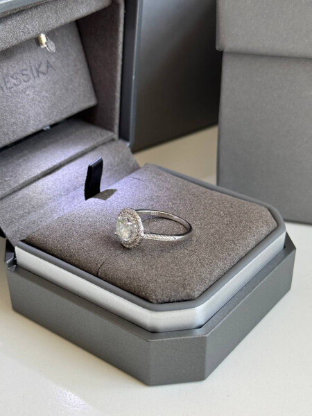 Каблучка кругла  муасаніти  зі срібла